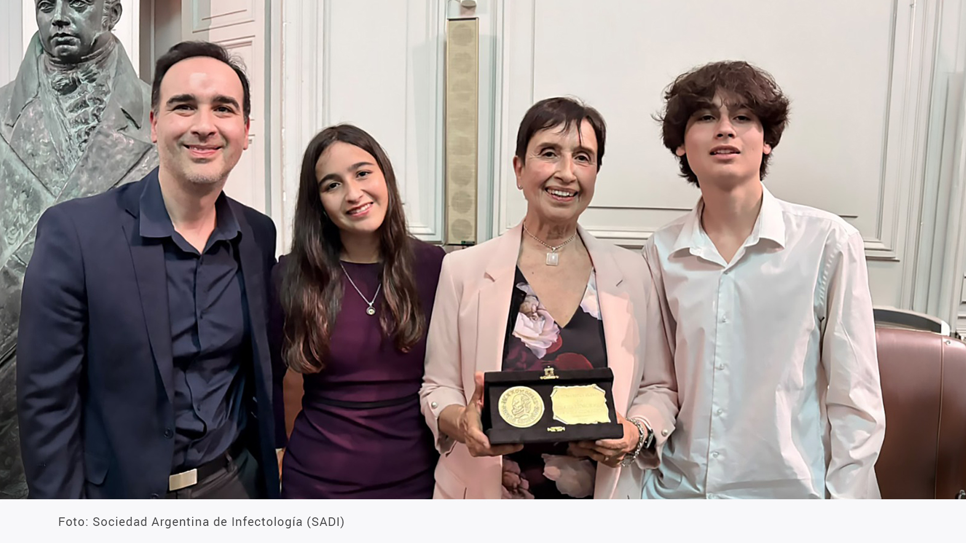 González Ayala distinguida con el premio Maestro de la Medicina Argentina.